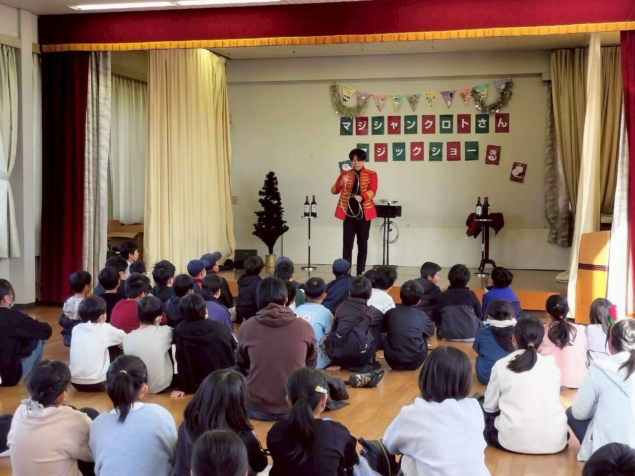 子供会クリスマス会への出張マジックの様子
