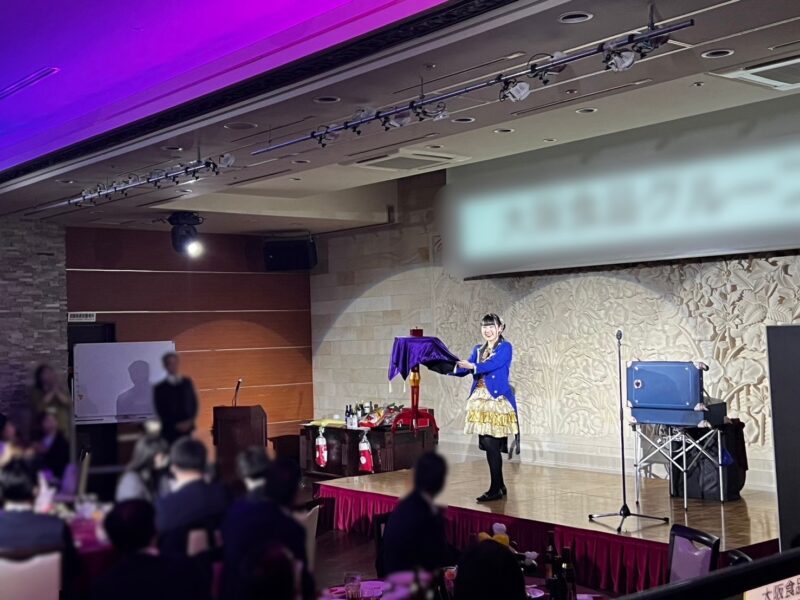 目の前で起こる不思議に驚きの声が広がります