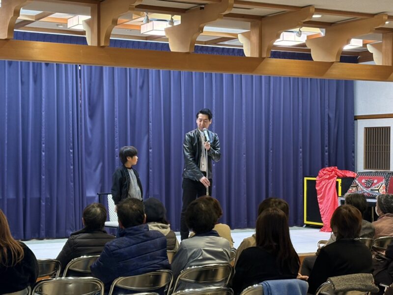 マジックショー中の写真