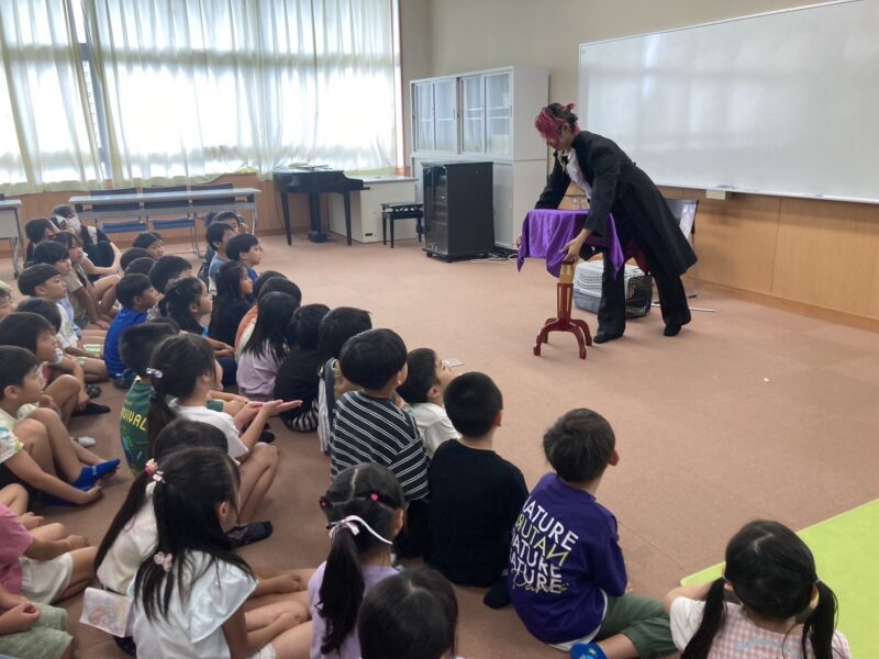 子供会でのマジックショーの様子